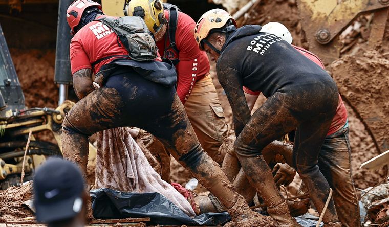Las lluvias trajeron deslizamientos de tierra y derrumbes en Brasil. Foto Efe Las lluvias trajeron deslizamientos de tierra y derrumbes en Brasil. Foto Efe
