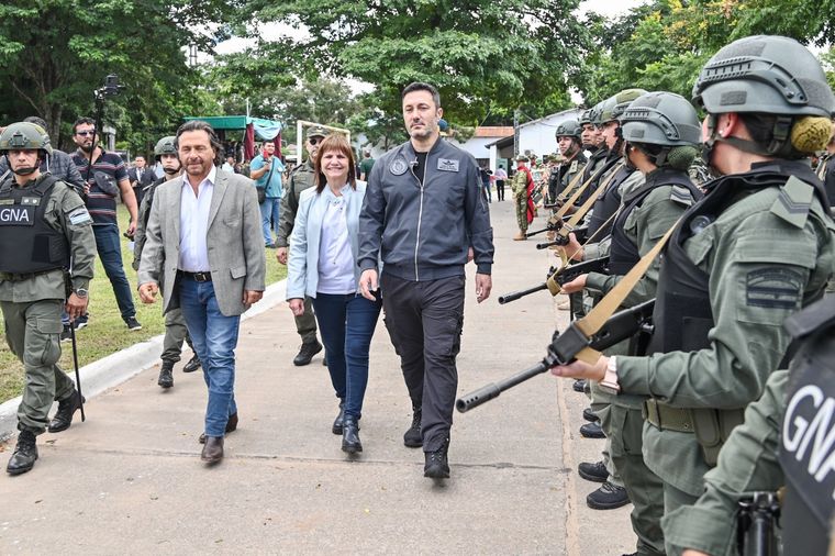 El ministro de Defensa, Luis Petri, junto a Patricia Bullrich y el gobernador de Salta, Gustavo Sáenz, anunciaron el despliegue de las fuerzas armadas en la frontera norte la semana pasada. Foto: X (@luispetri)
