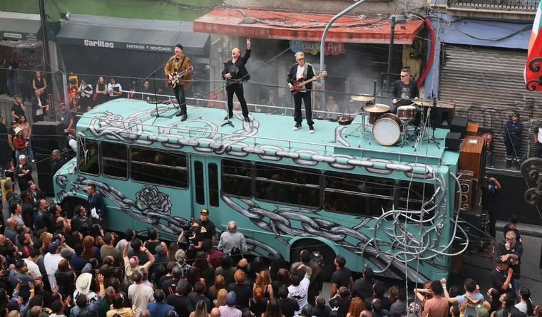 La banda utilizó un lugar particular para seguir tocando mientras la lluvia detenía el rodaje. La banda utilizó un lugar particular para seguir tocando mientras la lluvia detenía el rodaje.