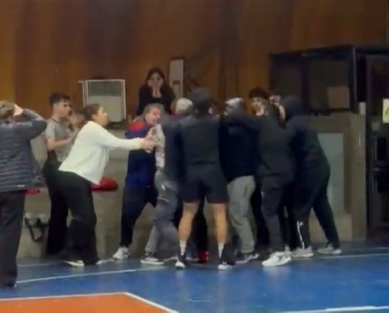 El lamentable episodio se registró en el Gimnasio nro. 2 de Capital y quedó registrado por un espectador.