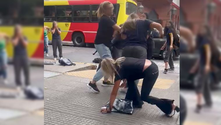 La pelea se dio el día martes a la salida de un colegio en Mendoza Foto: Captura de video