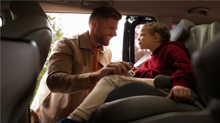 Para garantizar la seguridad óptima de los niños, la elección y colocación adecuada de la sillita para niños y niñas son fundamentales. Foto: Freepik
