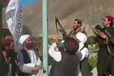 El Talibán difundió un video en el que se ve a sus militantes izando su bandera en Panjshir. Foto: CAPTURA DE VIDEO DEL TALIBÁN.
