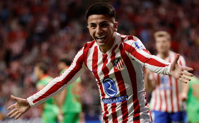 Thiago Almada es suplente en Atlético de Madrid y podría volver al fútbol sudamericano.