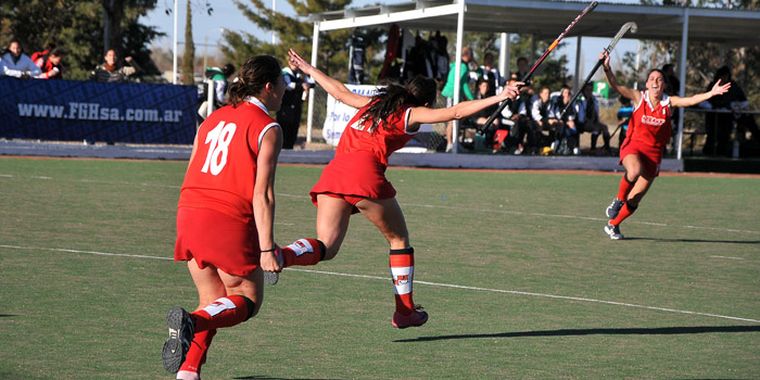 El festejo de San Jorge, tras la conversión de Jimena Sini. Foto: Agustín Mauricio/Mediamza.com
