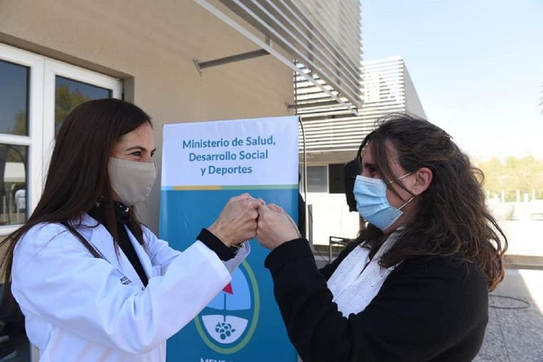 La nueva directora Mariana Pezzutti es felicitada por la ministra de Salud Ana María Nadal