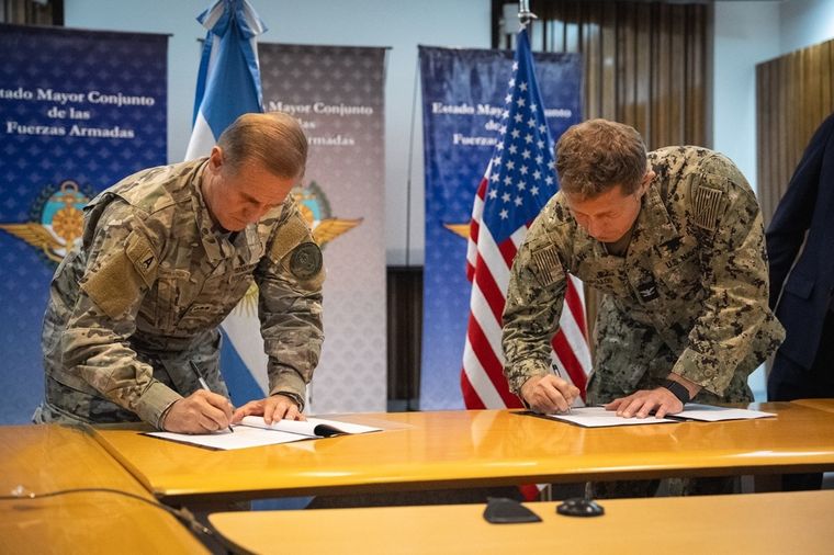 El coronel Néstor Oprandi y el capitán de navío Nikolaos Sidiropoulos firmando el memorando.