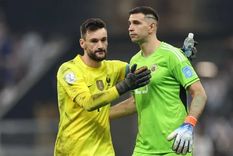 En 2023, el arquero francés había criticado a Dibu Martínez por su actitud en los penales. Sin embargo, ahora lo defendió y llenó de elogios. Foto: Archivo