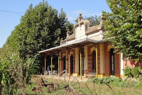 Altamira conserva una escena rural marcada por la estación ferroviaria y por una escala de pueblo que todavía resiste al apuro. Altamira conserva una escena rural marcada por la estación ferroviaria y por una escala de pueblo que todavía resiste al apuro.