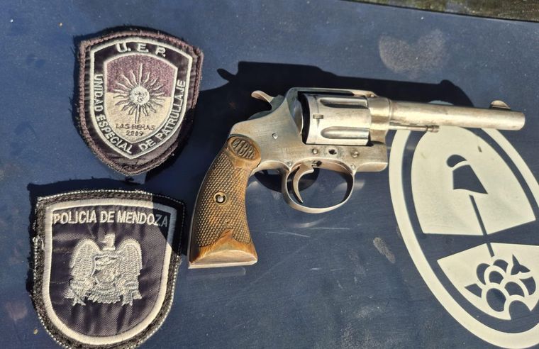 El revólver calibre 38 años secuestrado por los policías de la UEP Las Heras. El revólver calibre 38 años secuestrado por los policías de la UEP Las Heras. 