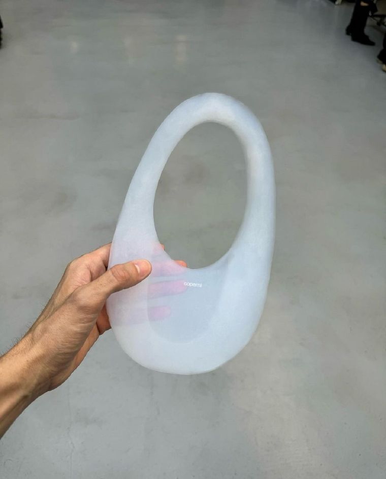 Conocé el innovador bolso fabricado con aire de la NASA. Foto: Instagram