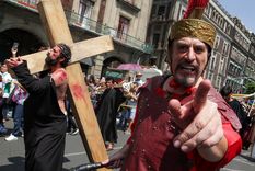 Desde carreras con huevos hasta quema de muñecos y perfumes de fertilidad, estos son los rituales más alocados de Pascua alrededor del mundo. Foto: EFE