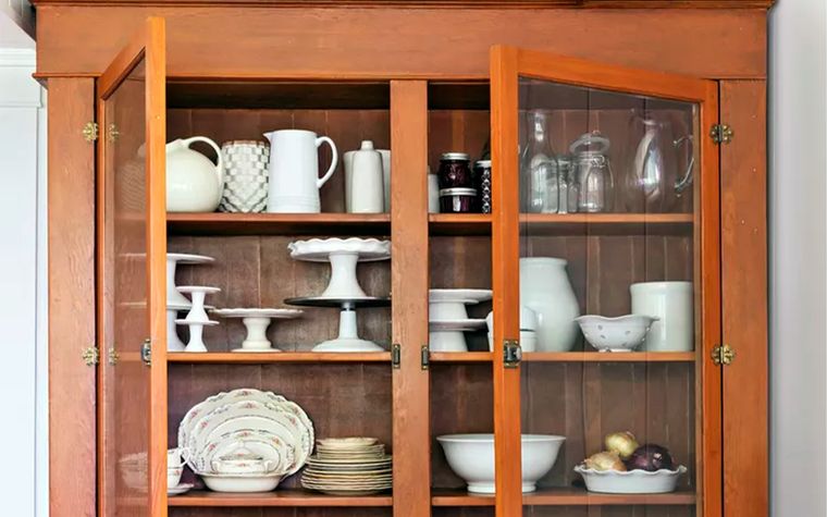 Reliquias familiares integradas a la decoración contemporánea. Foto: bhg.com