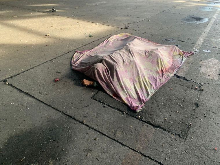Un cuerpo tapado con una manta. Un cuerpo tapado con una manta.