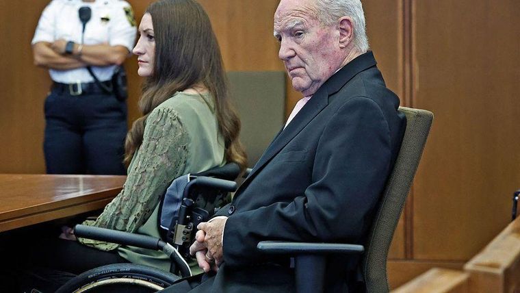 Kevin Reddington, abogado defensor de Lindsay Clancy, junto a ella durante el juicio.