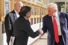 Los presidentes de Trump y Petro caminaron por el pasillo de los expresidentes de la Casa Blanca antes de reunirse en la Oficina Oval.