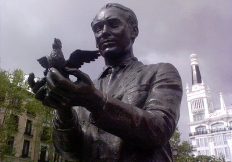 Estatua de Federico García Lorca en la Plaza de Santa Ana, Madrid, España. Estatua de Federico García Lorca en la Plaza de Santa Ana, Madrid, España.