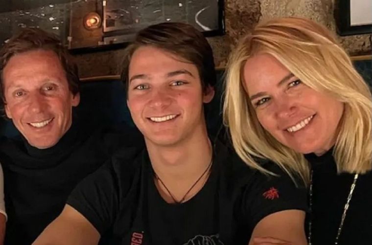 El joven Tiziano junto a sus padres, Alejandro Gravier y Valeria Mazza.