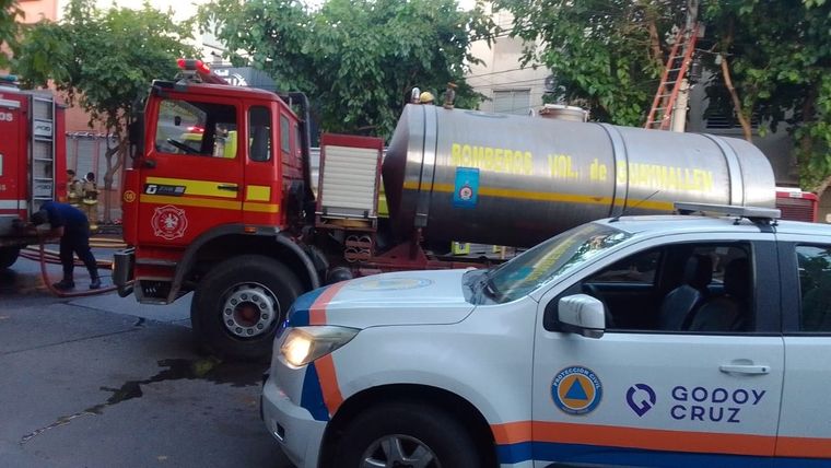 Bomberos y Defensa Civil trabajando en el lugar de los hechos. Foto: Matías Pascualetti