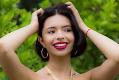 Ángela Aguilar deja los colores por el total black y acierta de nuevo.