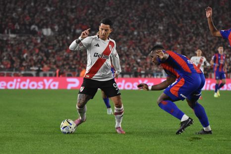 River y San Lorenzo se enfrentan por octavos de final en el Monumental. River y San Lorenzo se enfrentan por octavos de final en el Monumental.
