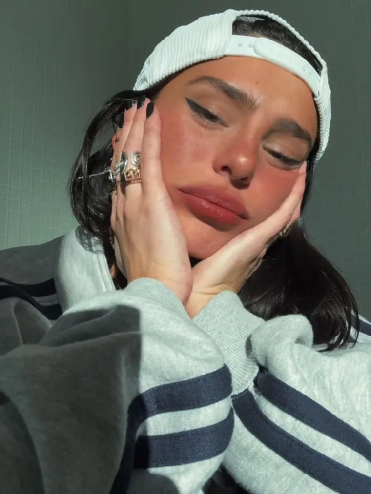 El top lencero, la campera sporty y los collares de colores construyeron el look que arrasó en Instagram. El top lencero, la campera sporty y los collares de colores construyeron el look que arrasó en Instagram.