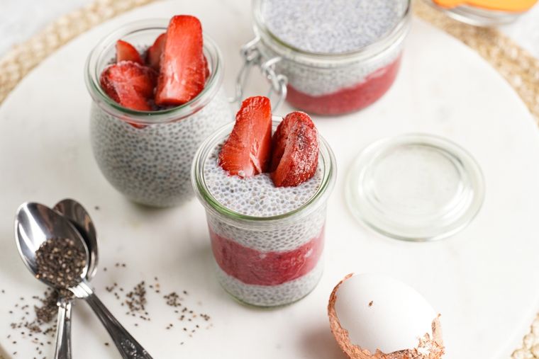 La receta de pudding de chía de frutos rojos permite combinar frutas frescas o congeladas sin alterar el sabor. La receta de pudding de chía de frutos rojos permite combinar frutas frescas o congeladas sin alterar el sabor.