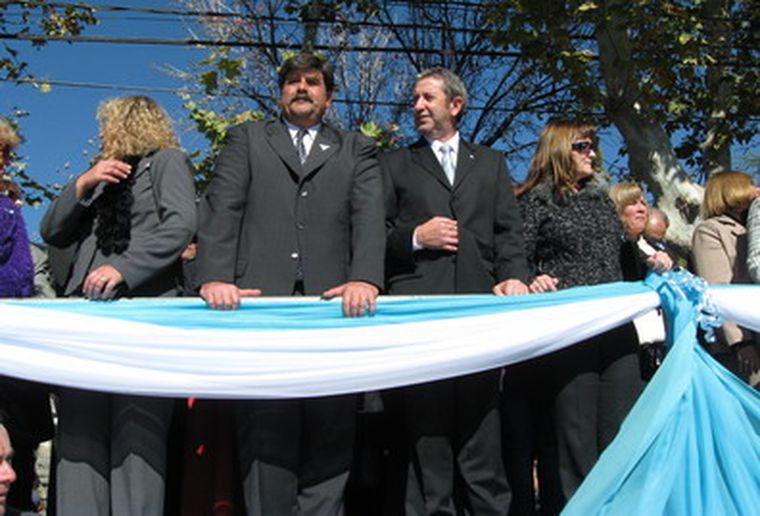 Abed, junto a Cobos, inaugurando una réplica de la Pirámide de Mayo.