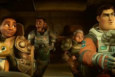 Foto: https://www.infobae.com/america/entretenimiento/2022/06/13/emiratos-arabes-prohibio-la-pelicula-lightyear-por-un-beso-entre-dos-mujeres/