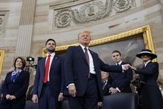JD Vance junto a Donald Trum que da la mano a su esposa Melania, junto a su hijo Barron Foto: EFE