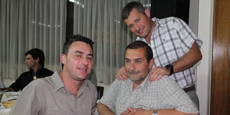 Roberto Gajdosech junto a dos de los organizadores de la cena: Claudio López y Marcelo Rivier Foto: Maggie Ojcius/ Mediamza.com