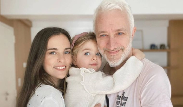 Andy Kusnetzoff, su mujer Florencia Suárez y su hija mayor Helena.