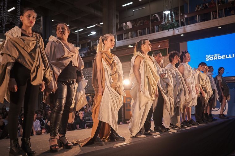 Una vez más, se llevó a cabo el desfile anual de diseño de a FADU, se destacaron las propuestas, los estudiantes y sus diseños. Foto: UBA