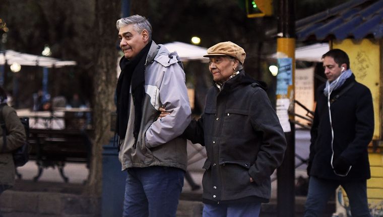 Aquellas personas con DNI terminado en 4 y 5 cobran hoy un bono Foto: Santiago Tagua/MDZ