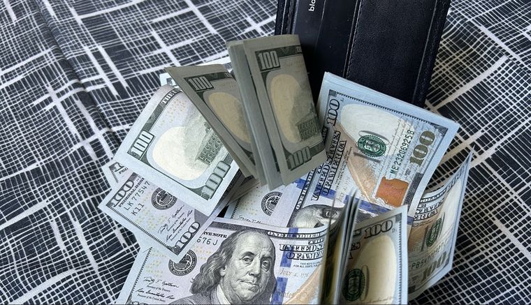 El dólar cerró la última rueda antes de las elecciones por encima de los 1.500 pesos, mostrando cierto nerviosismo en el mercado.
