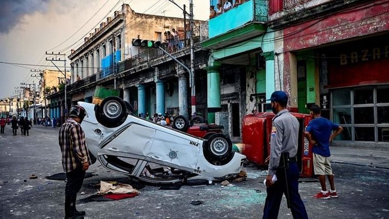 Algunos manifestantes voltearon autos de la policía, según imágenes de las protestas en La Habana. Foto: GETTY IMAGES