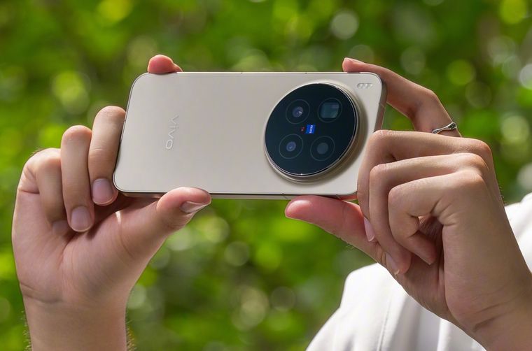 El Vivo X300 incorpora una cámara Zeiss de 200 MP y un diseño ultradelgado, posicionándose entre los mejores teléfonos compactos de 2025.