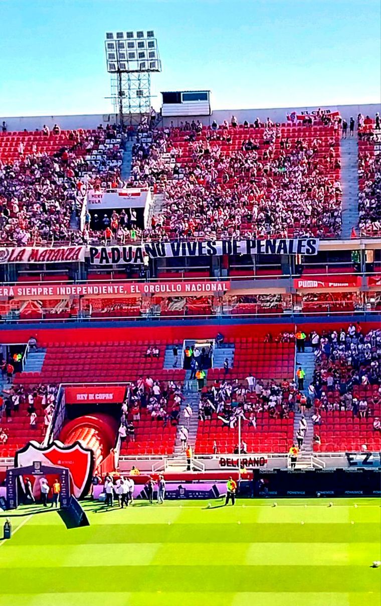 No vives de penales: la curiosa bandera de River para cargar a Boca