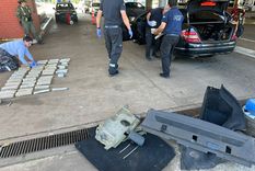 El perro Floky marcó el vehículo y agentes especializados de la Aduana confirmaron la presencia de drogas mediante el escáner Foto: Aduana