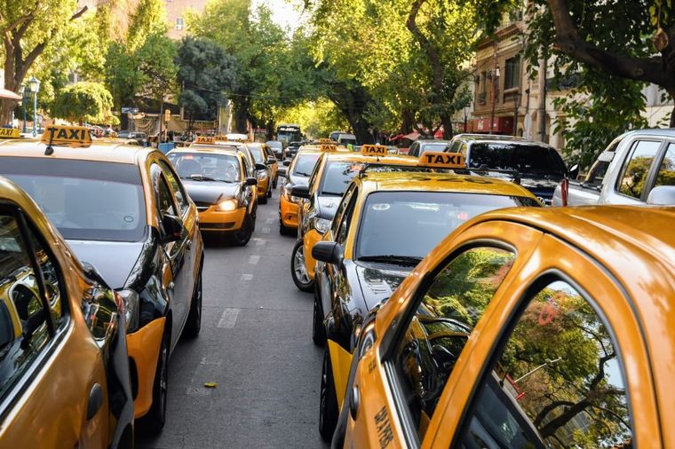 Taxistas reclaman regularización de aplicaciones de transporte de pasajeros.