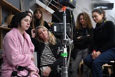 Lucia Puenzo en el centro viendo una de las imágenes grabadas de Los Impactados. Foto: Gentileza Prensa Los Impactados