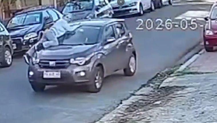 La mujer fue arrastrada en el capot de su propio auto durante el robo del mismo en Ramos Mejía.