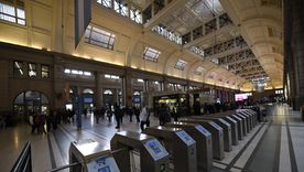 Pasajeros esperan la llegada de los trenes demorados en la estación de Retiro. Pasajeros esperan la llegada de los trenes demorados en la estación de Retiro.