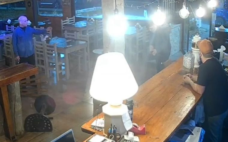 Tras varios allanamientos, la Policía de Santa Cruz no pudo encontrar el arma. Foto: Captura de video