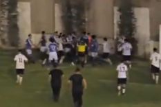 Como consecuencia, un jugador sufrió una fractura en el pómulo. Foto: Captura de video