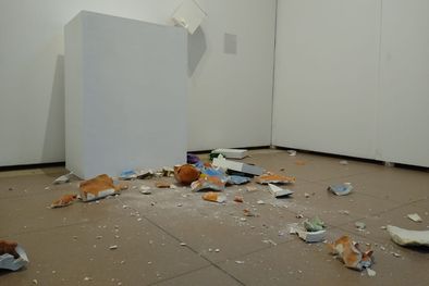 MDZol | El día lunes las obras de la muestra 8M Manifiestos Visuales fue destruida por un grupo de fanáticos creyentes.