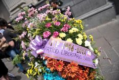 Militantes libertarios dejaron este martes una corona fúnebre en frente de la delegación de AFIP ubicada en pleno centro de Rosario. Foto: X de @FaridDk