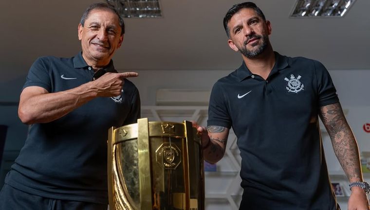 Ramón Díaz junto a su hijo Emiliano, campeones estaduales en Corinthians Ramón Díaz junto a su hijo Emiliano, campeones estaduales en Corinthians