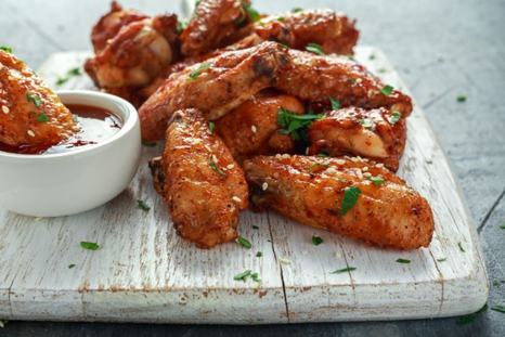 En simples pasos prepara estas deliciosas alitas de pollo. Foto: Shutterstock