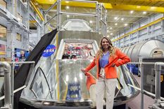 La argentina Lorna Evans posa junto a la cápsula espacial Orion en una instalación de la Nasa.&nbsp;